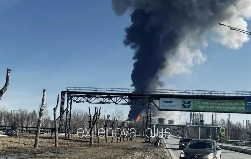 Фото для новини:Атака на Татарстан: горить нафтохімічний гігант РФ