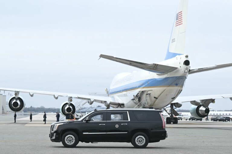 Фото для новини:Біля літака Трампа помітили невідомий дрон