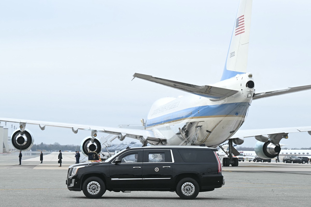 Фото для новини:Біля літака Трампа помітили невідомий дрон