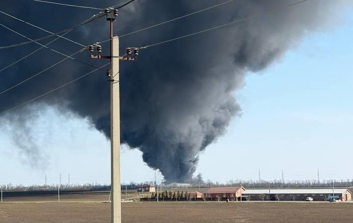 Фото для новини:Дим простягається на сотні метрів: у РФ горить склад із пальним