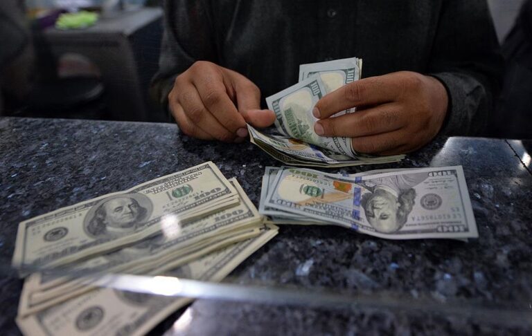 Фото для новини:Долар і євро стабілізувалися в обмінних пунктах