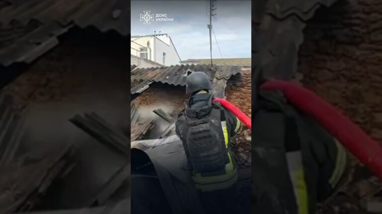 Фото для новини:Херсон: російський дрон атакував приватний будинок