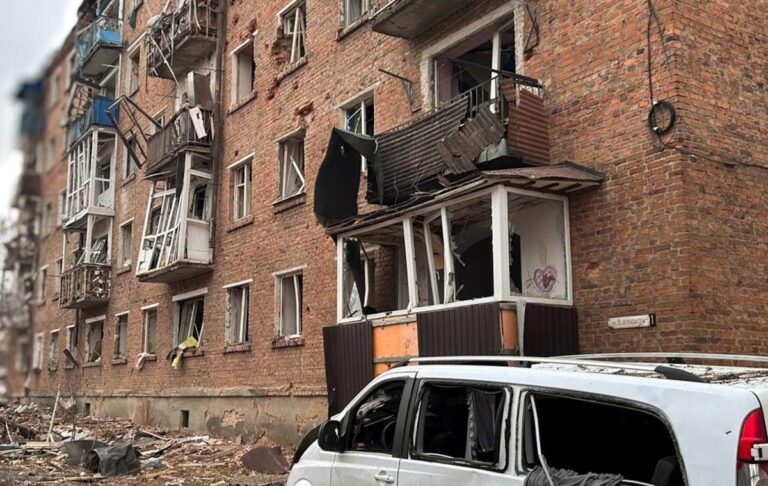 Фото для новини:Глухів зазнав бомбового удару, багато поранених