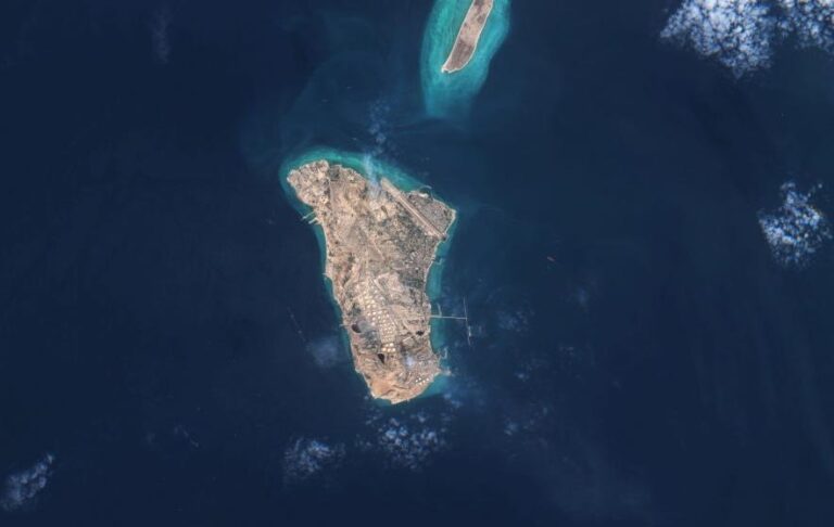 Фото для новини:Іран готується до боїв з США за острів Харк - CNN