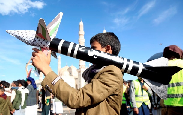 Фото для новини:Іран закликає хуситів відновити удари по суднах у Червоному морі - ЗМІ