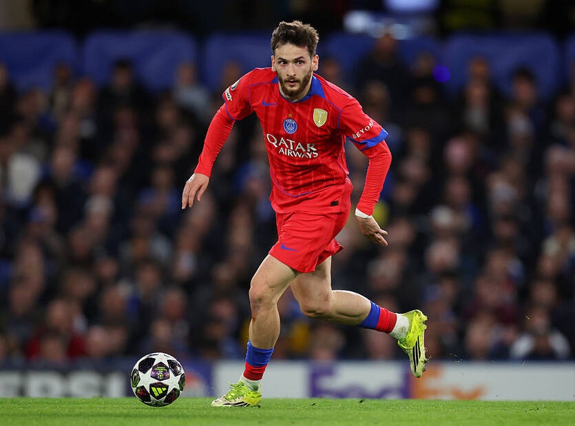 Фото для новини:Кварацхелія зацікавив Арсенал, але у ПСЖ так само предметний інтерес