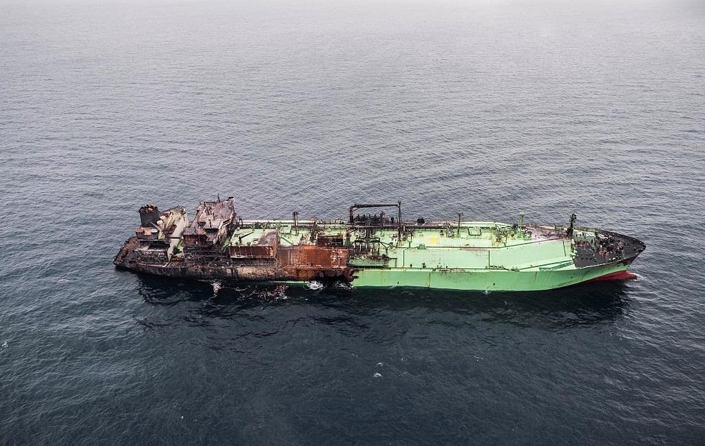 Фото для новини:Лівія буксирує пошкоджений російський танкер із ЗПГ