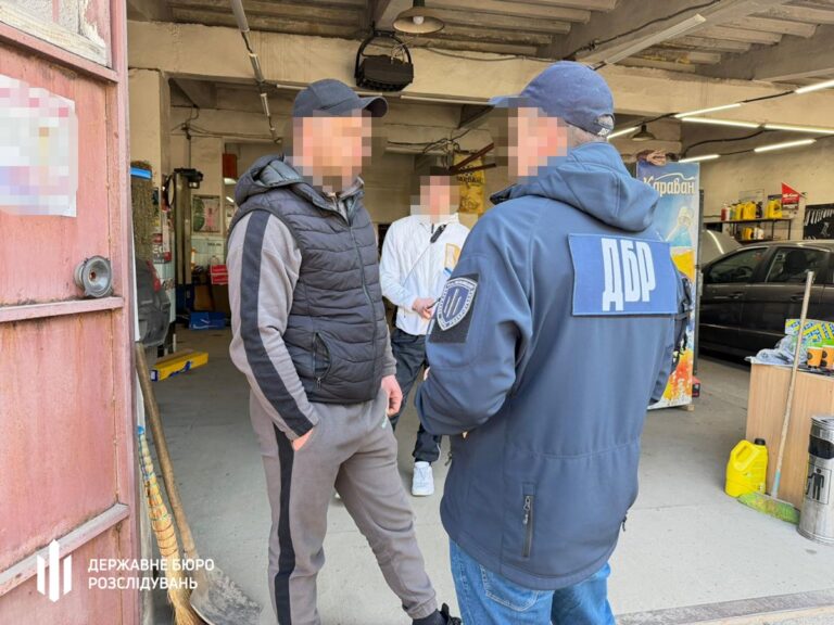 Фото для новини:На Буковині військові працювали на ринку і СТО замість служби