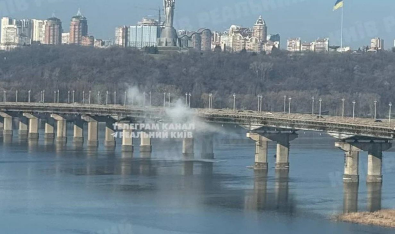 Фото для новини:На мосту Патона сталася аварія тепломережі, частина Києва без тепла