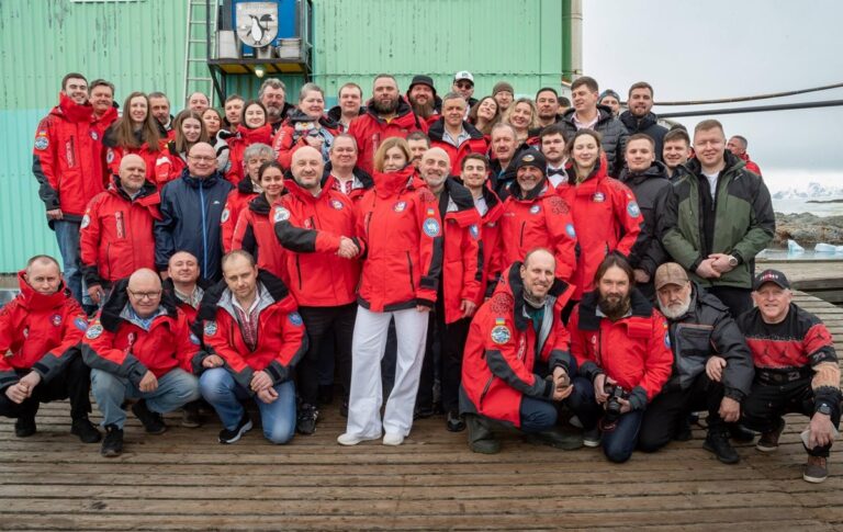 Фото для новини:На станції Академік Вернадський завершилася перезмінка експедицій