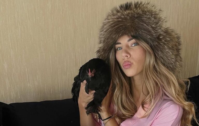 Фото для новини:Одеситка принесла курку на манікюр