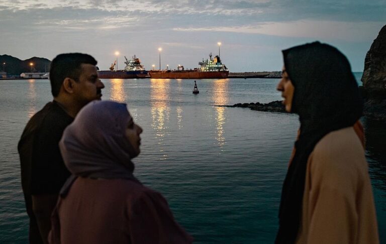 Фото для новини:Ормузькою протокою за два дні пройшли тільки сім суден - ЗМІ