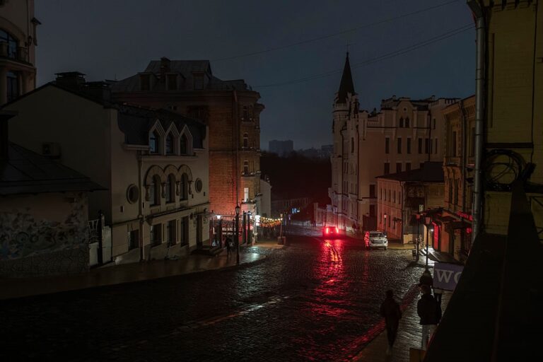 Фото для новини:По всій Україні відкновили відключення світла