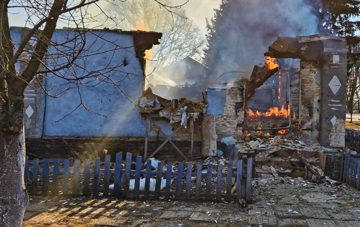 Фото для новини:Росія атакувала дронами пожежну частину на Сумщині