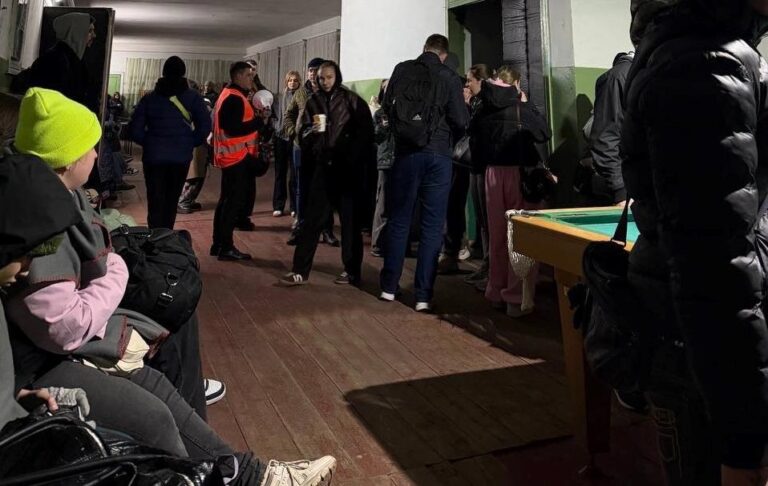 Фото для новини:Село на Кіровоградщині прихистило 700 пасажирів потяга під час нічної атаки