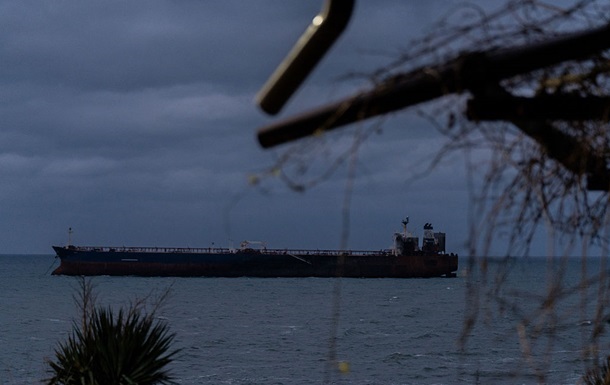 Фото для новини:США дозволили російському танкеру з нафтою дістатися Куби - ЗМІ