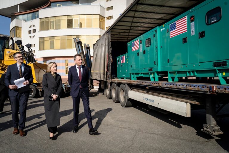 Фото для новини:США передали Україні техніку для меліорації