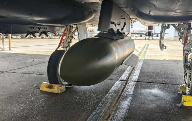 Фото для новини:США вперше застосували новітні протибункерні бомби проти Ірану