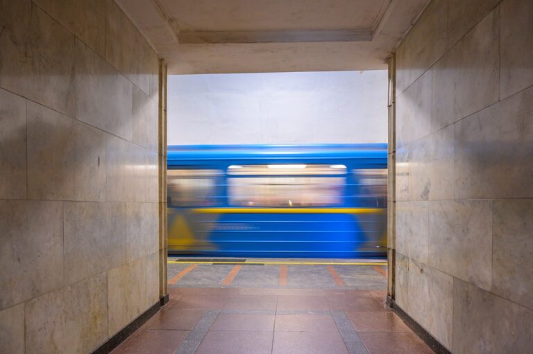 Фото для новини:Тунель між станціями Тараса Шевченка та Почайна відремонтують за 1,84 млрд