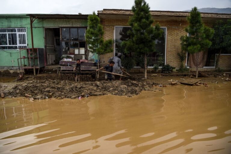 Фото для новини:У Афганістані масштабні повені забрали життя понад 20 людей