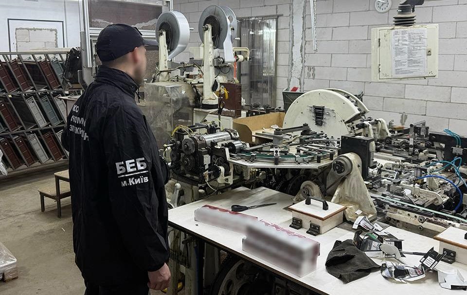 Фото для новини:У Чернівцях ділки заробляли мільярди на сигаретах - БЕБ