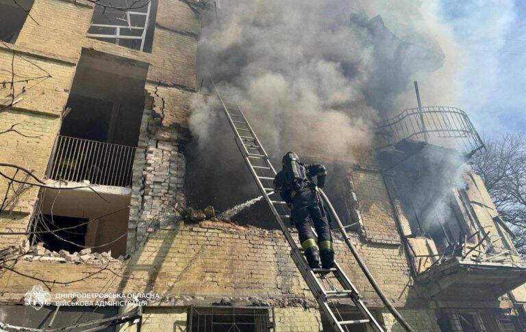 Фото для новини:У Дніпрі "шахед" влетів в будинок, є поранені