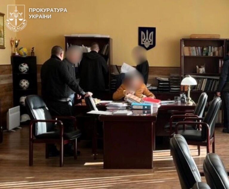 Фото для новини:У Киві посадовці отримали підозри за фіктивне працевлаштування чоловіків