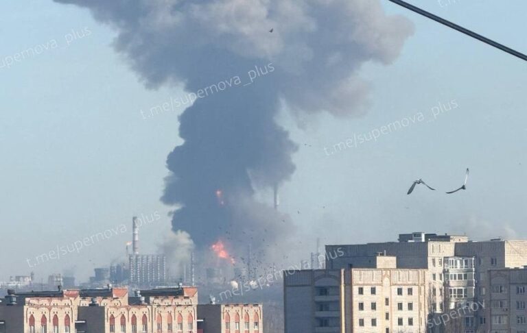 Фото для новини:У Росії потужний вибух на нафтохімічному заводі