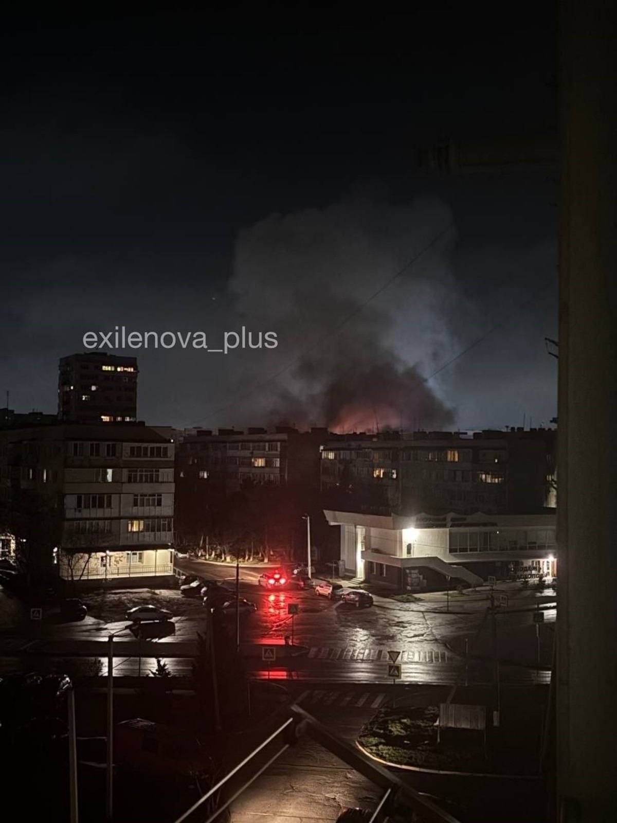 Фото для новини:У Севастополі стався вибух у п'ятиповерхівці: палає три поверхи