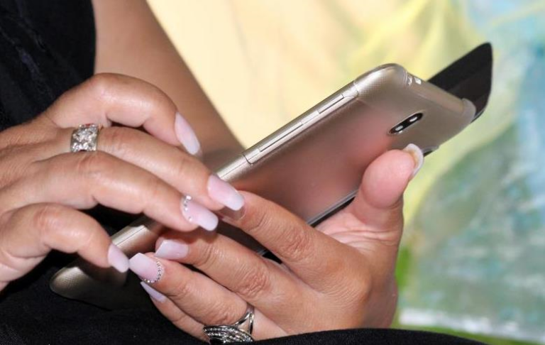 Фото для новини:У США створили лак для нігтів, який перетворює палець на стилус