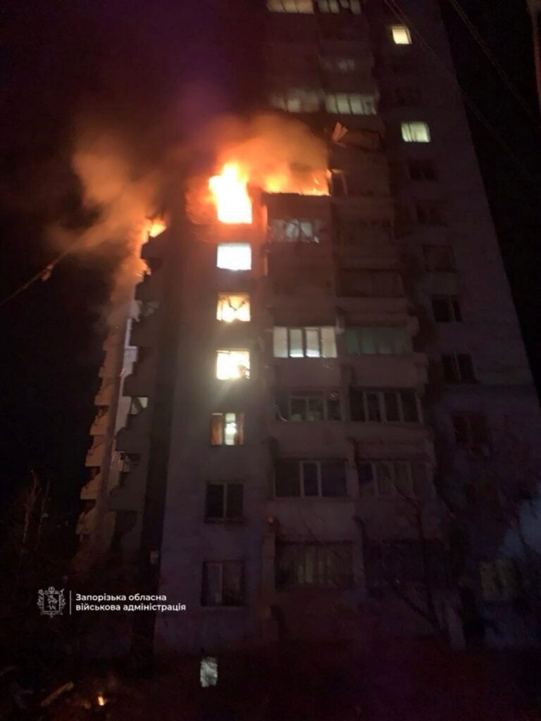 Фото для новини:У Запоріжжі дрон влучив у висотку, є потерпілі