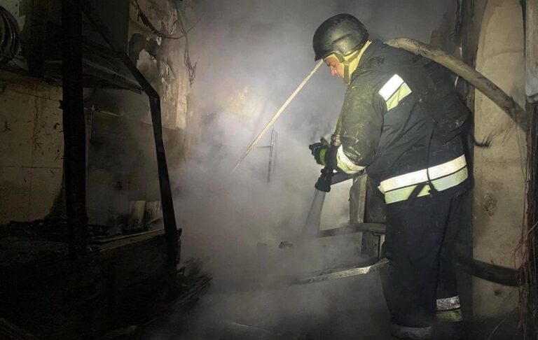 Фото для новини:У Запоріжжі після удару росіян загорілась АЗС