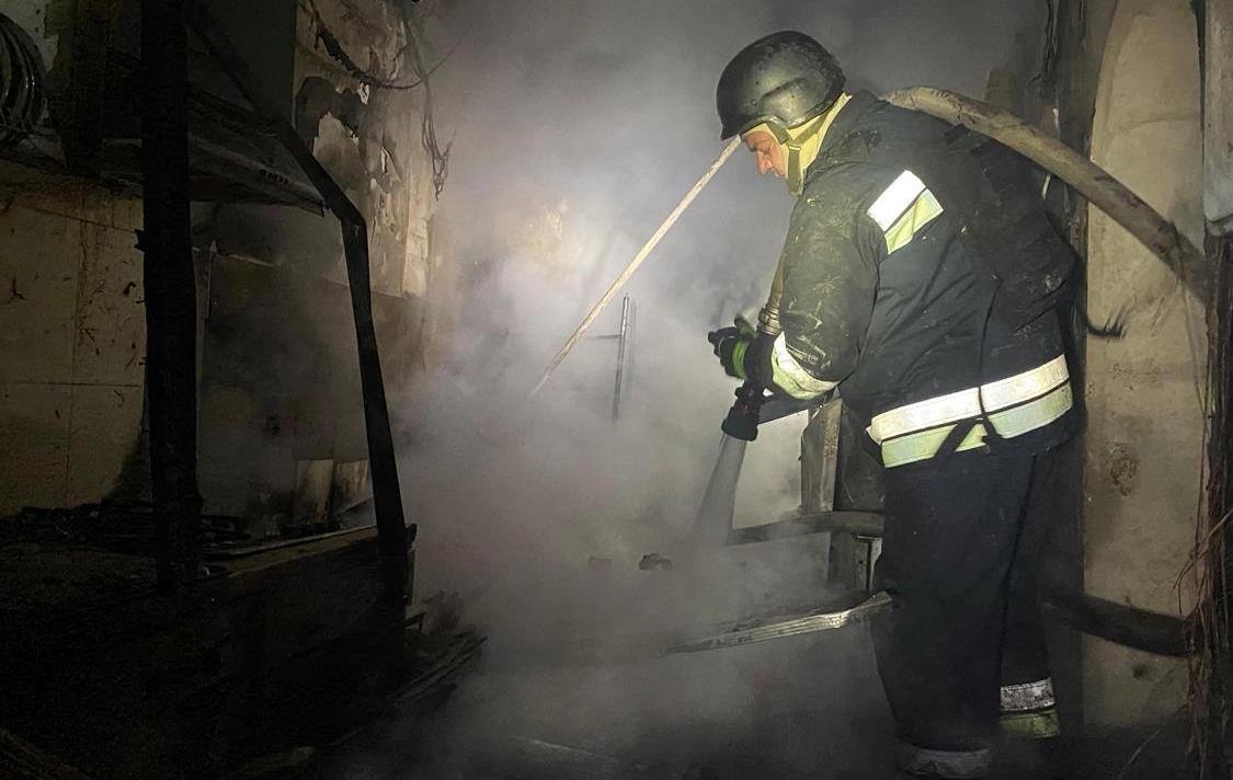 Фото для новини:У Запоріжжі після удару росіян загорілась АЗС