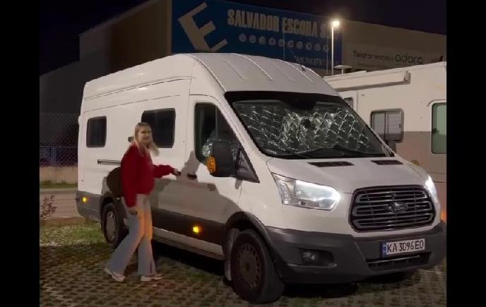 Фото для новини:Українці перетворили Ford Transit на будинок на колесах