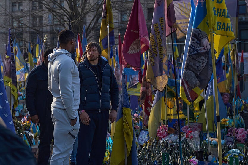 Фото для новини:Усик пояснив, що стоїть за візитом Джошуа