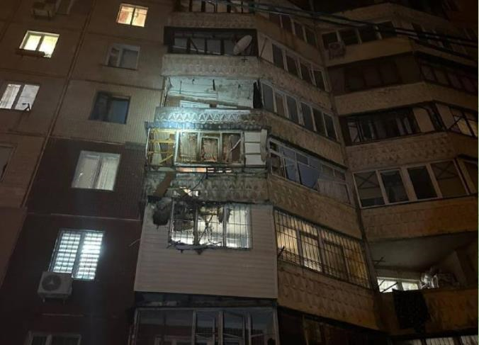 Фото для новини:В Одесі дрон влучив у балкон квартири, є постраждалий