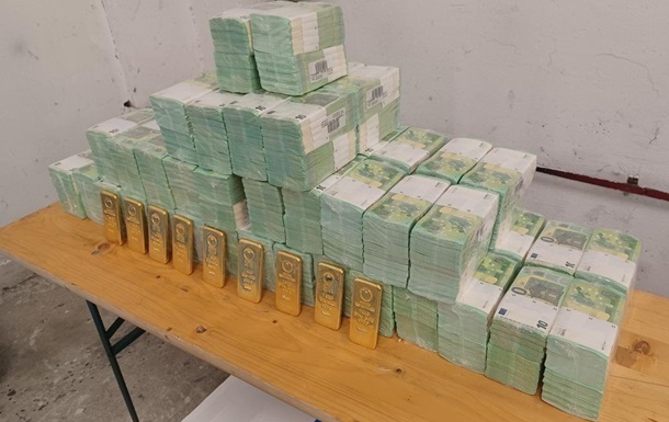 Фото для новини:В ЄЦБ пояснили, чим загрожує захоплення Угорщиною готівки України