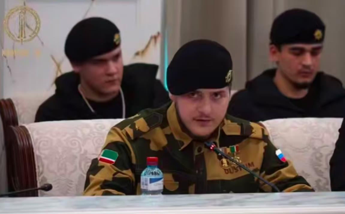 Фото для новини:Вперше після ДТП: 18-річний син Кадирова засвітив на публіці погони майора