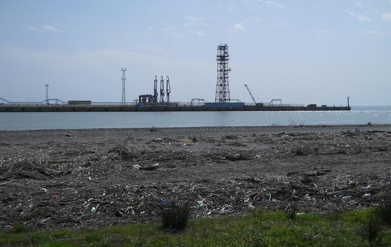 Фото для новини:Єдиний НПЗ Грузії відмовився від російської нафти