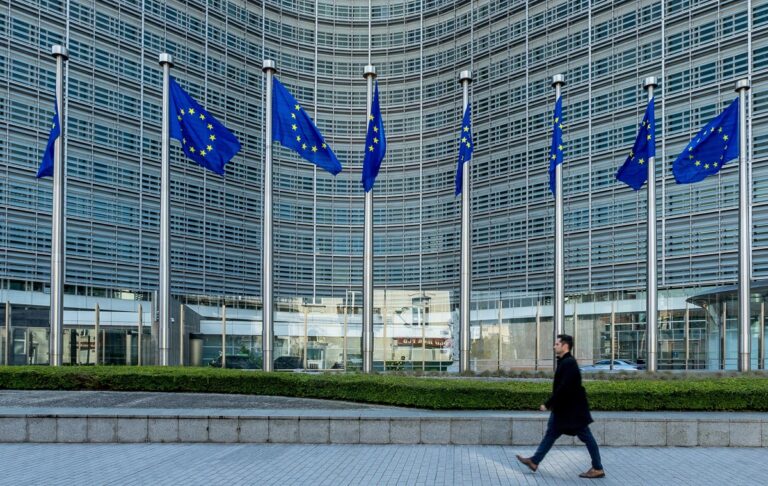 Фото для новини:ЄК передала Раді список законів, що дозволять Києву отримати фіндопомогу