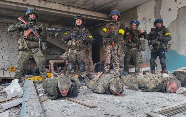 Фото для новини:ЗСУ полонили росіян, які намагались встановити прапор РФ на Харківщині