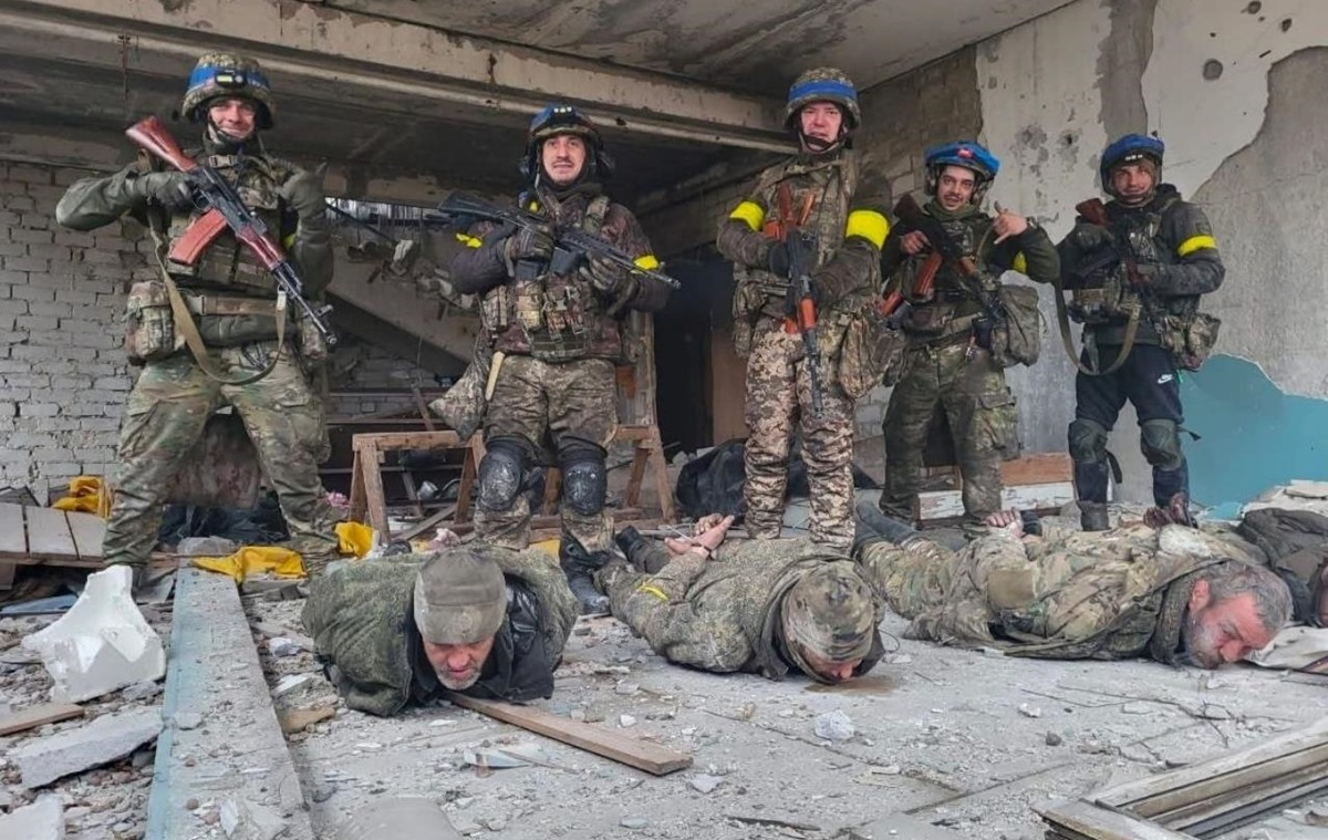 Фото для новини:ЗСУ полонили росіян, які намагались встановити прапор РФ на Харківщині