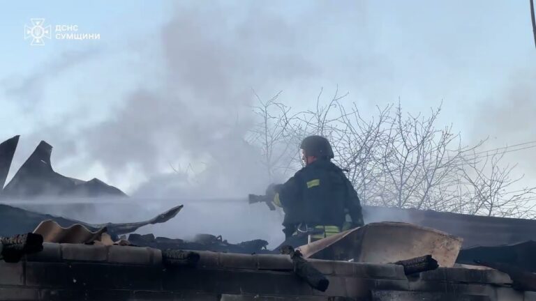 Фото для новини:На Сумщині росіяни знову завдали удару по житловому сектору: рятувальники ліквідували пожежу