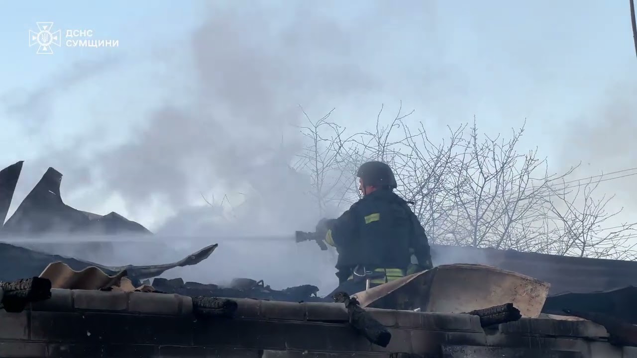 Фото для новини:На Сумщині росіяни знову завдали удару по житловому сектору: рятувальники ліквідували пожежу