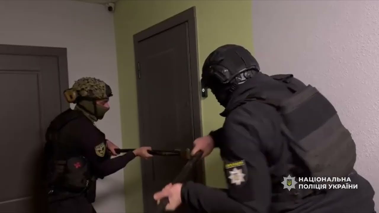 Фото для новини:Поліцейські ліквідували у Дніпрі мережу кол-центрів, через які викрадали криптоактиви