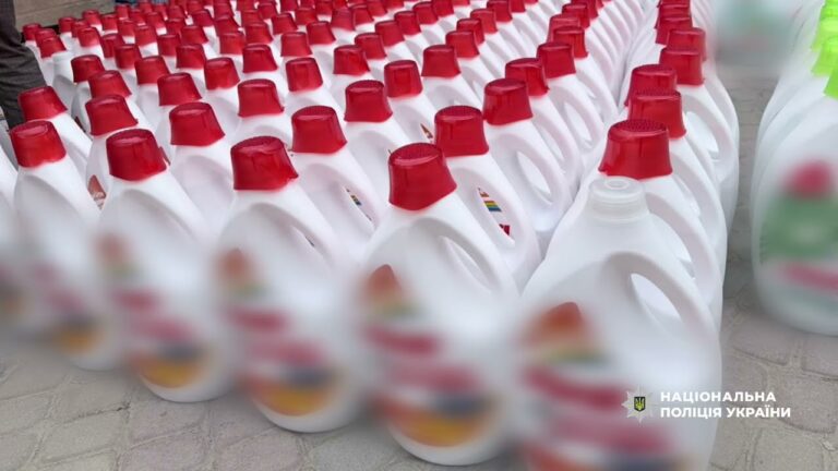 Фото для новини:Поліцейські викрили групу, яка налагодила підпільне виробництво підробленого прального порошку