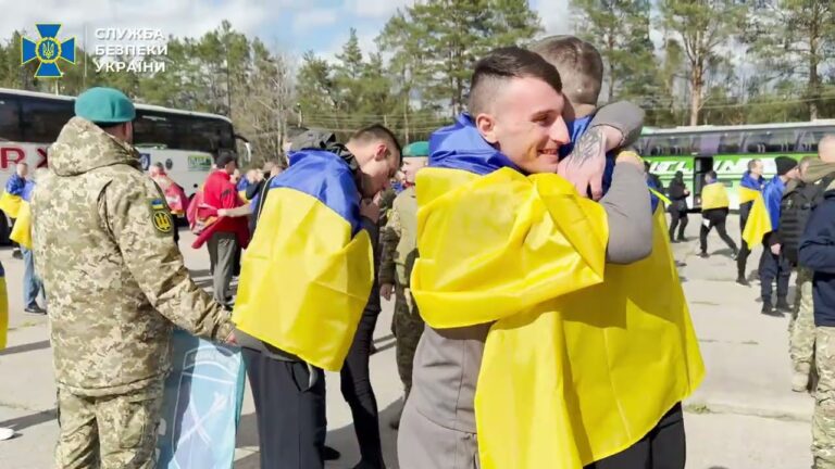 Фото для новини:СБУ показала ексклюзивне відео з обміну полоненими 24 квітня