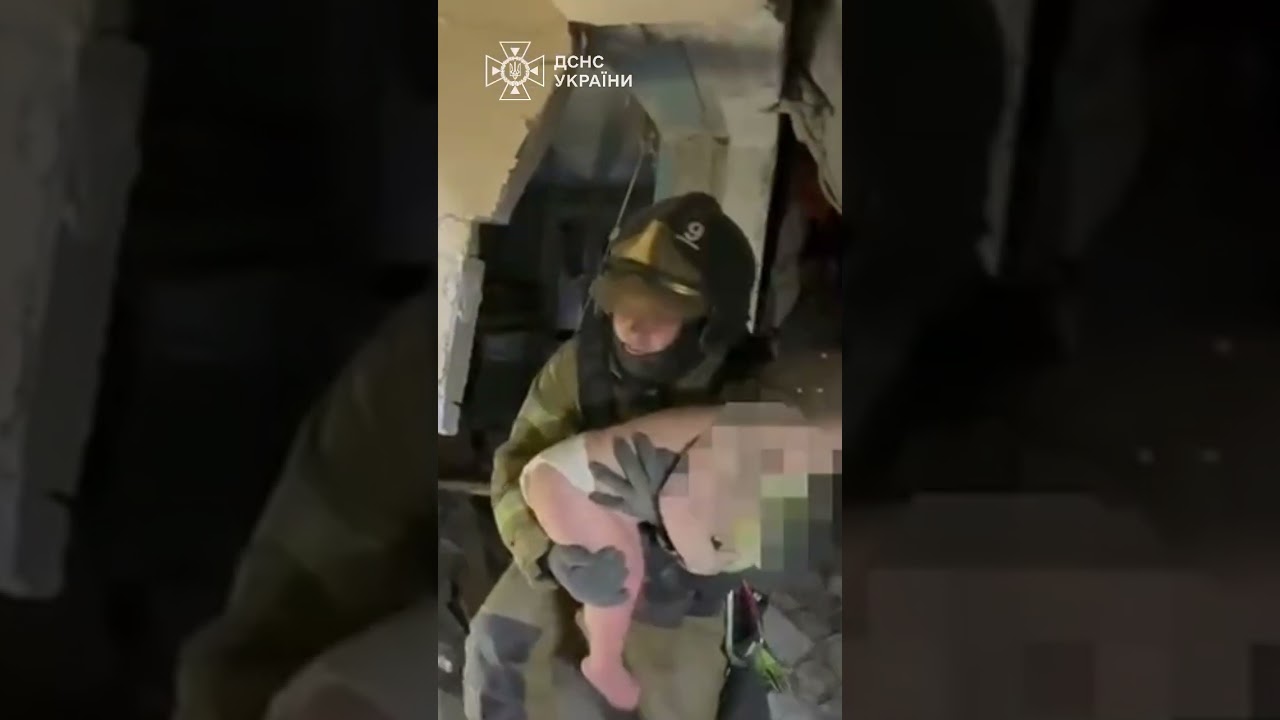 Фото для новини:ОДЕСА.ДИТИНА З-ПІД ЗАВАЛІВ.Це ціна російського«миру».росія цілить у гуртожитки,а ми рятуємо немовлят