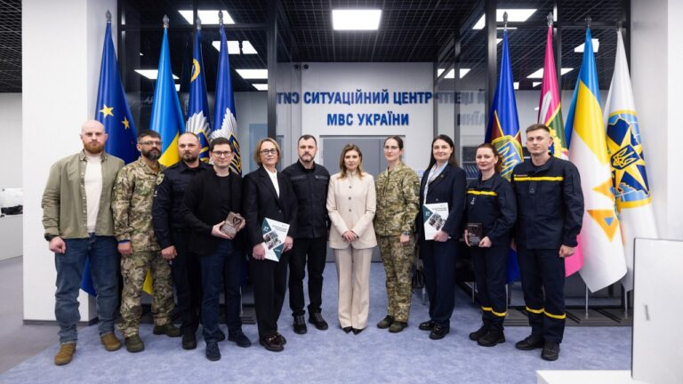 Фото для новини:Олена Зеленська відвідала Службу 112 та поспілкувалася з психологами МВС