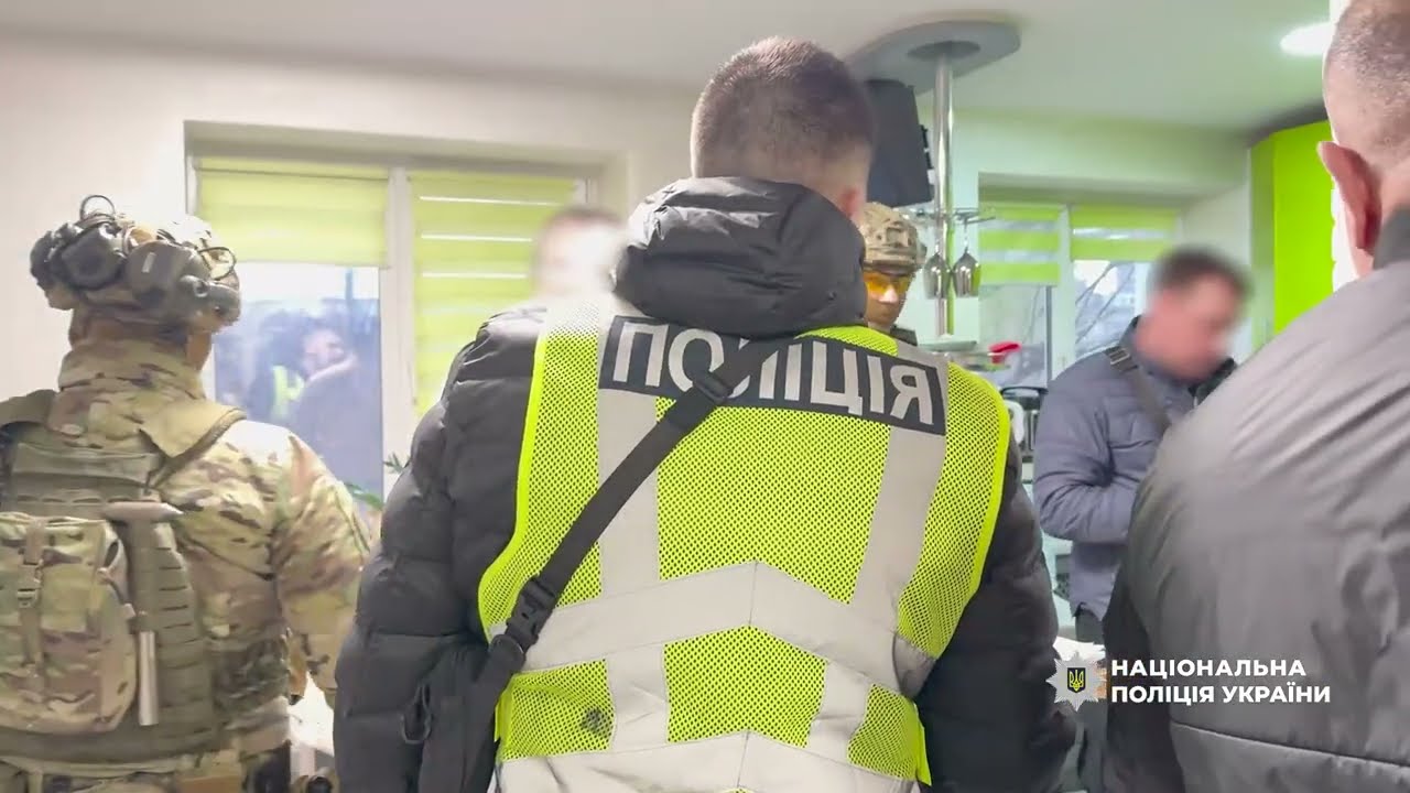 Фото для новини:Поліцейські Києва затримали учасників угруповання, які вимагали "криптоборги" з українців